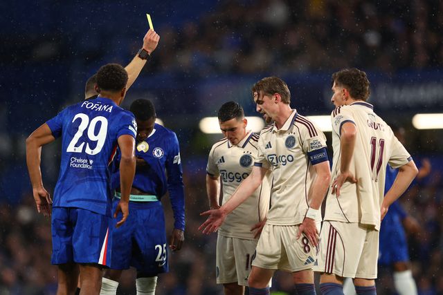 Kenneth Taylor foi expulso e deixou o Ajax com 10 frente ao Chelsea