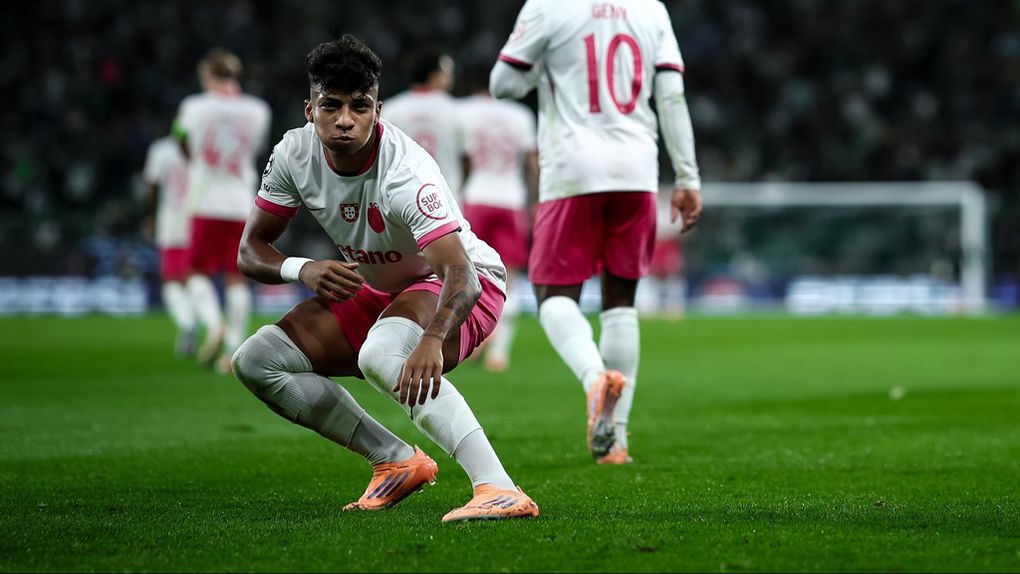 Alisson Santos no seu habitual festejo que tem um significado especial - Foto: IMAGO