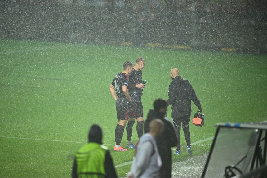 Momento da interrupção do jogo entre o Rijeka e o Sparta de Praga
(Imagem: do Sparta de Praga)