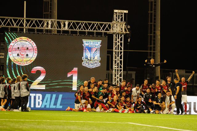 Jogadores do Lincoln festejam triunfo sobre o Lech Poznan