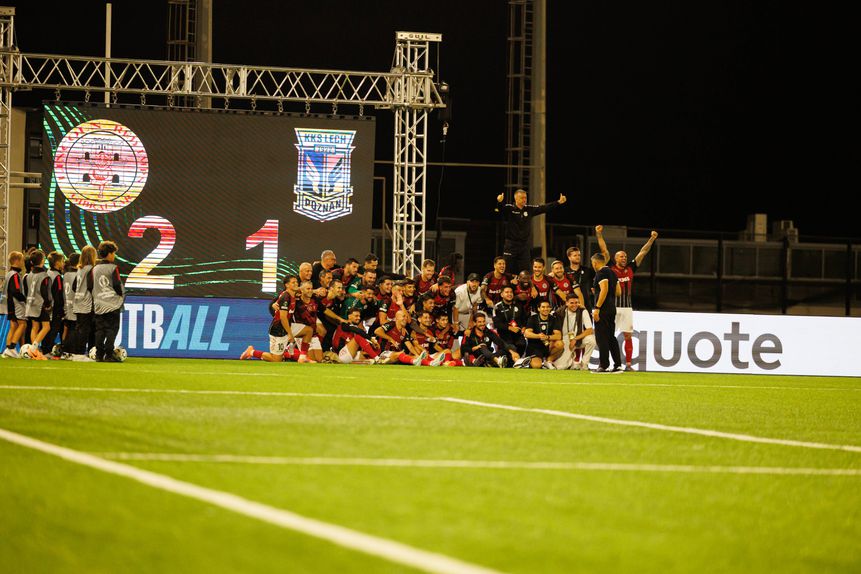 Jogadores do Lincoln festejam triunfo sobre o Lech Poznan