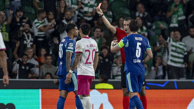 Árbitro Rade Obrenovic mostra o vermelho a Emerson em Alvalade