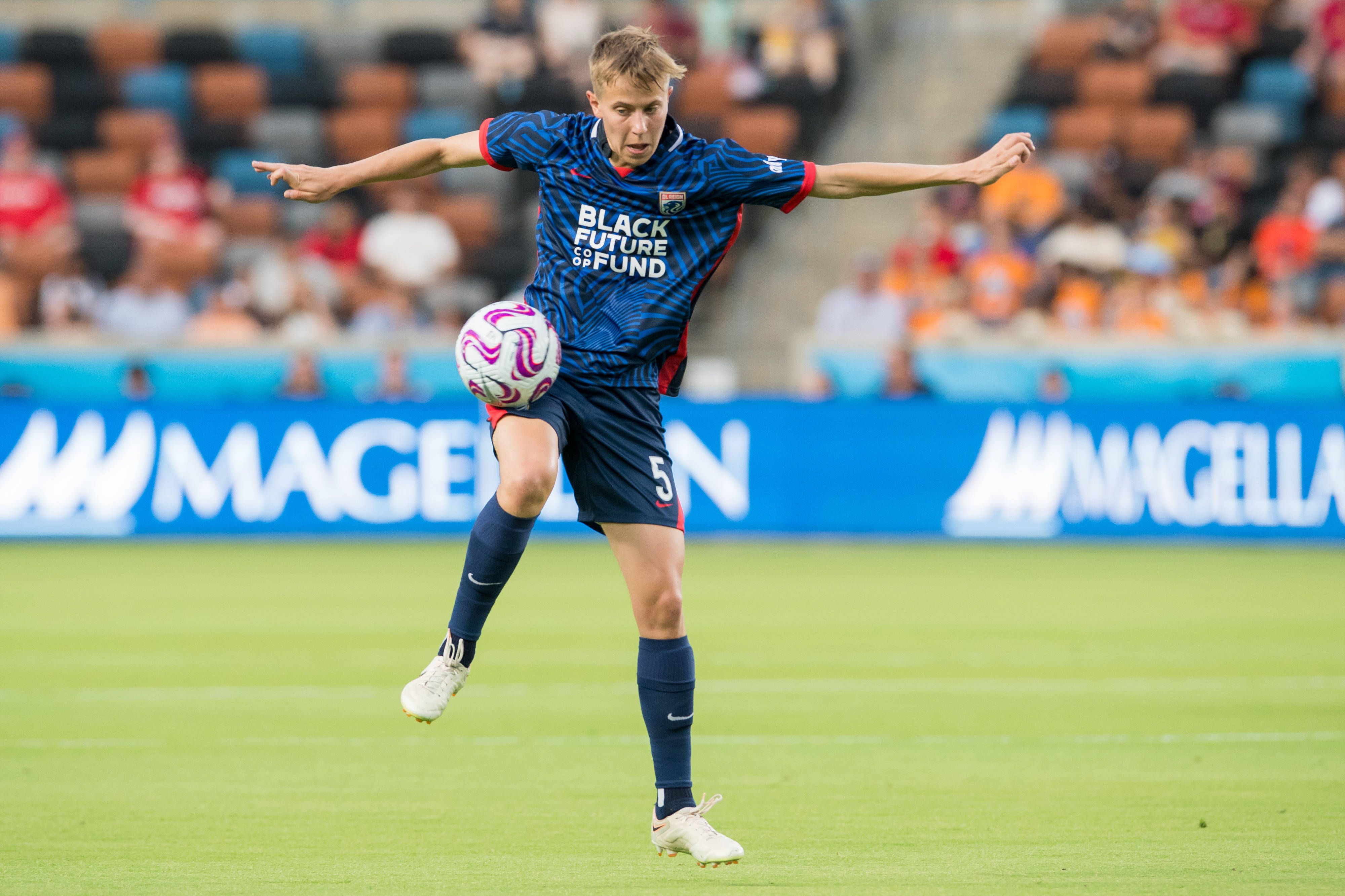 Quinn, média do OL Reign, foi a  primeira jogadora transgénero a ganhar uma medalha olímpica — ouro em Tóquio 2020