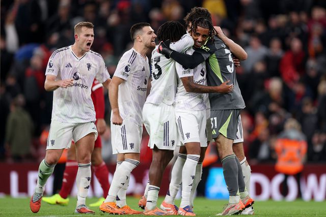 Jogadores do Man. United a celebrarem a vitória em casa do Liverpool - Foto: Man. United
