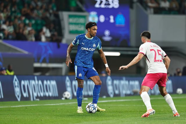 Aubameyang diante de Gonaçlo Inácio, no Sporting-Marselha, em Alvalade