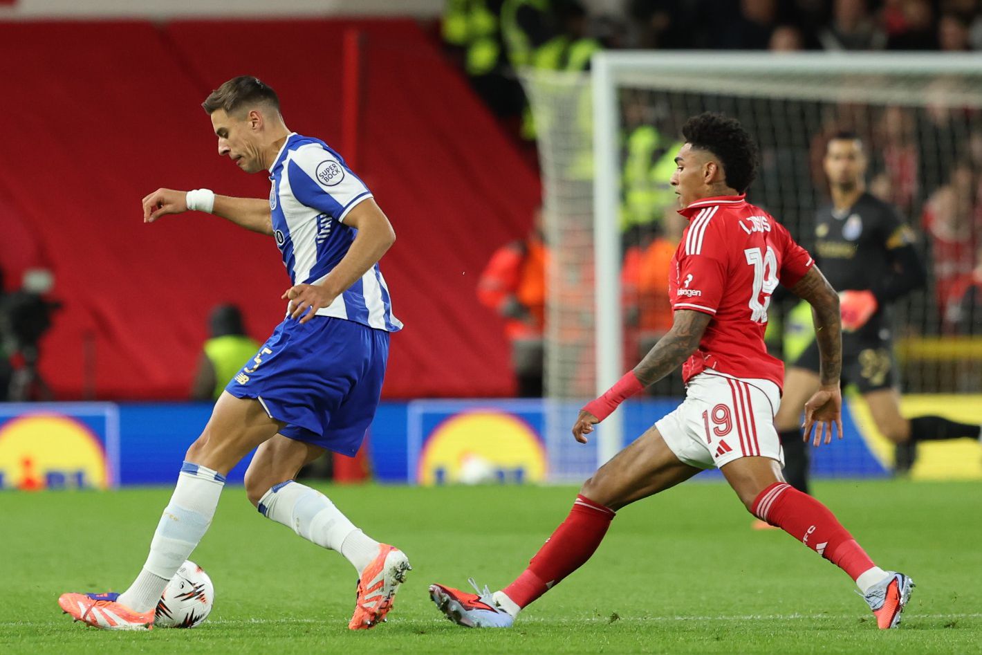 Bednarek cometeu um penálti - FOTO: Catarina Morais/Kapta+