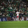 Zeno Debast saiu lesionado aos 80' no jogo com o Marselha - Foto: MIGUEL NUNES
