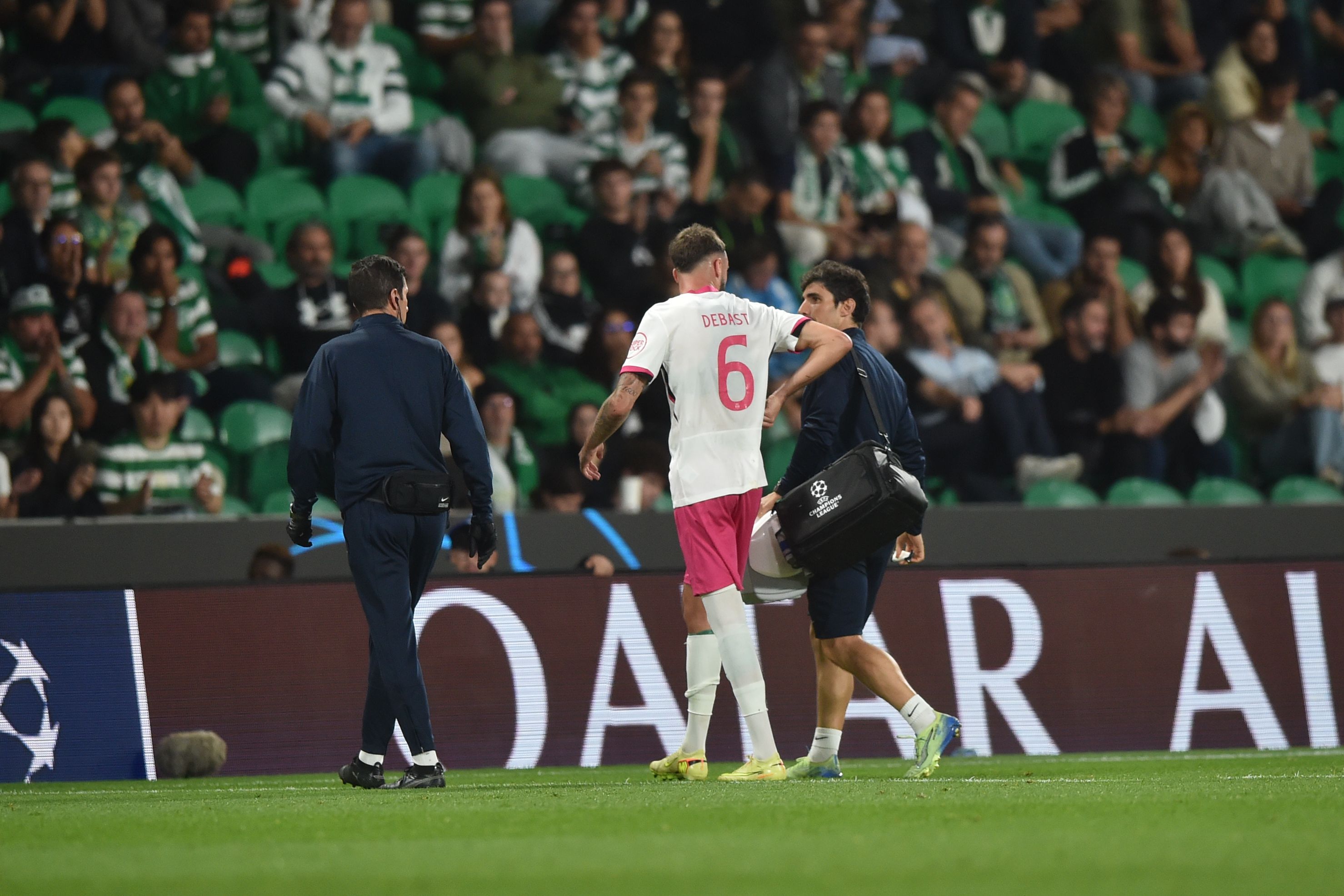 Zeno Debast saiu lesionado aos 80' no jogo com o Marselha - Foto: MIGUEL NUNES