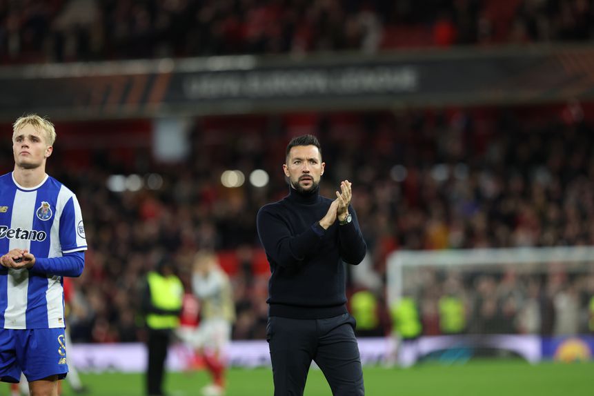 Farioli agradeceu apoio dos adeptos no final do duelo em Nottingham - Foto: Catarina Morais/Kapta+