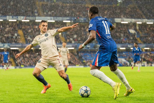 Jamie Gittens no jogo com o Ajax