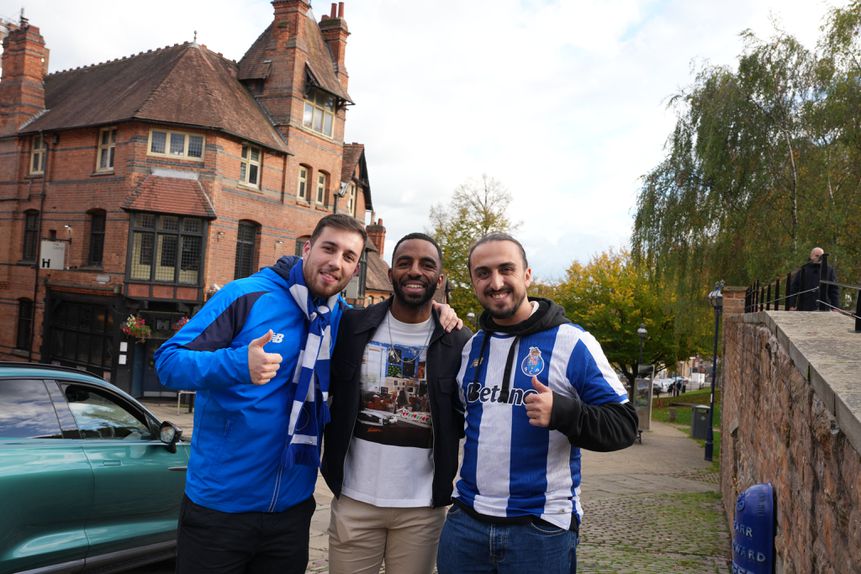 Ricardo Pereira na cidade inglesa para apoiar a antiga equipa - Foto: FC Porto