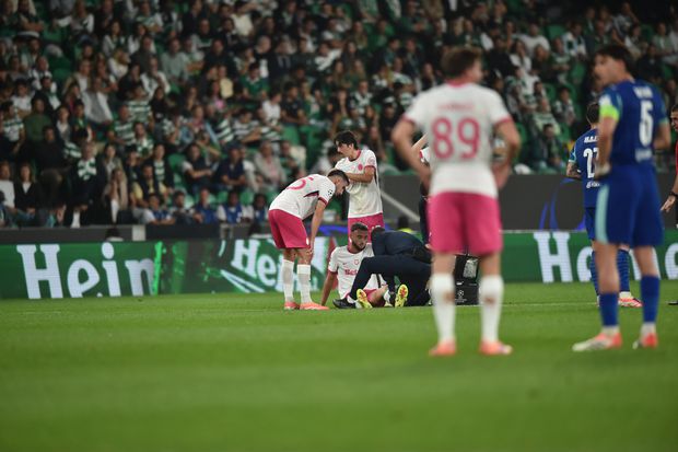 Zeno Debast saiu ao minuto 80 do jogo com o Marselha, com queixas no joelho esquerdo - Foto: MIGUEL NUNES