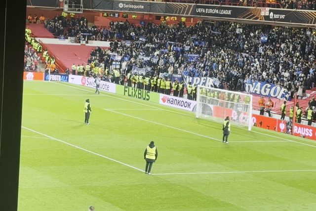 Equipa do FC Porto agradece apoio dos adeptos em Nottingham, apesar da derrota