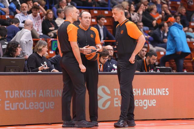 Uros Nikolic, à esquerda na foto, é suspeito de ter ligações a uma organização criminosa na Sérvia