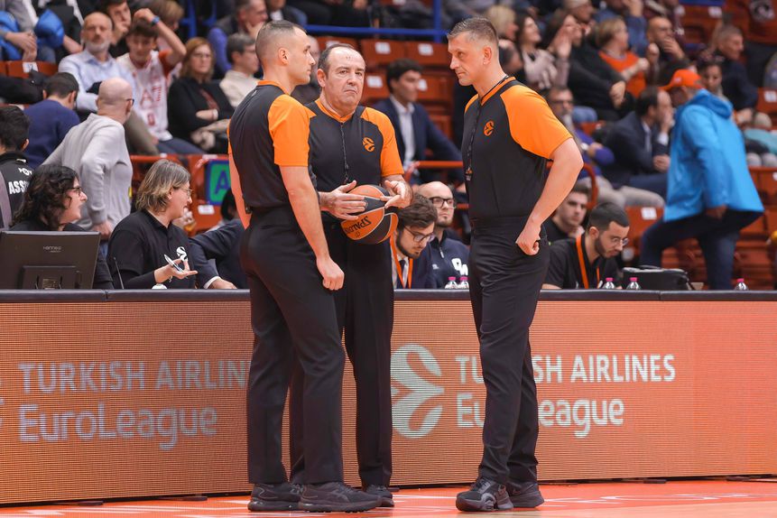 Uros Nikolic, à esquerda na foto, é suspeito de ter ligações a uma organização criminosa na Sérvia