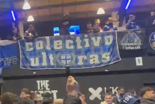 Adeptos do FC Porto fazem a festa em Nottingham antes do jogo