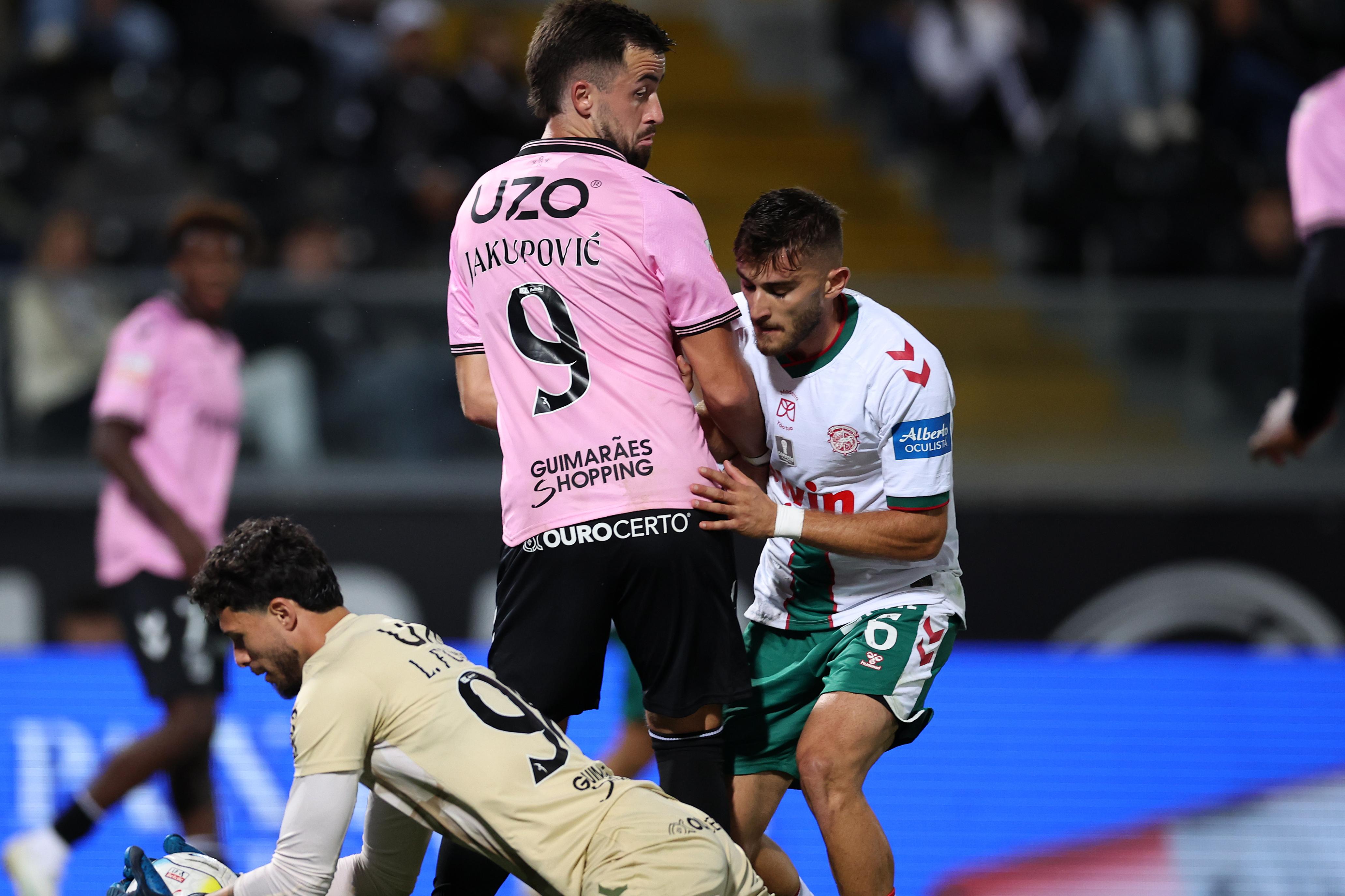 Lucas Furtado, guarda-redes do V. Guimarães, estreou-se na Liga com exibição segura e Jakupovic marcou os dois primeiros golos pelos minhotos - Foto: Estela Silva/Lusa