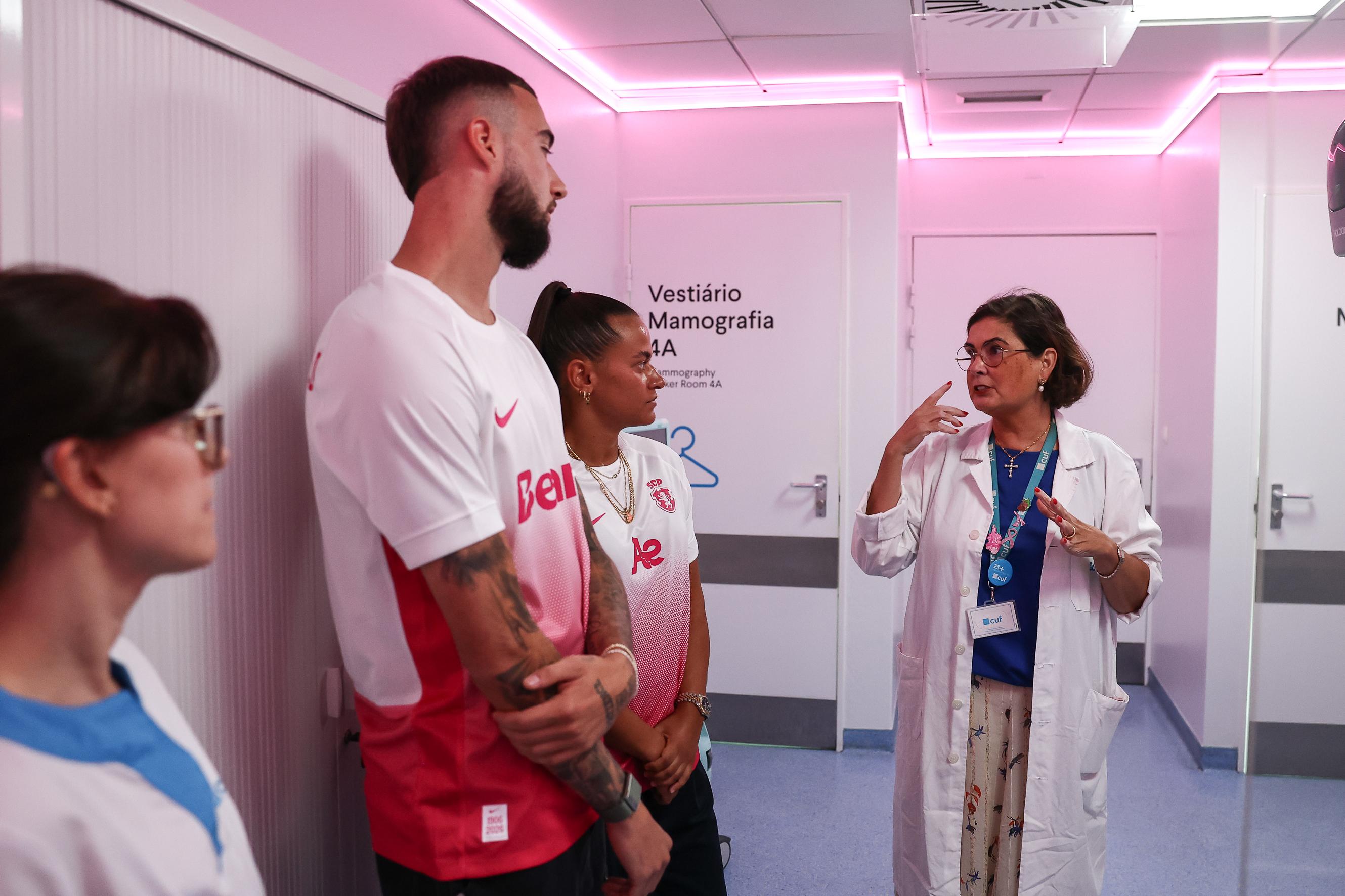 Debast e Ana Dias atentos às explicações (Foto Sporting CP)
