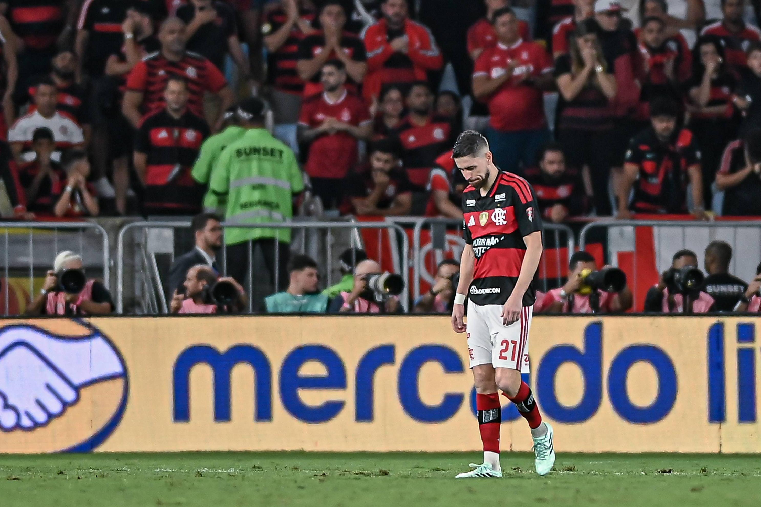 Jorginho, experiente médio, falhou penálti diante do Estudiantes