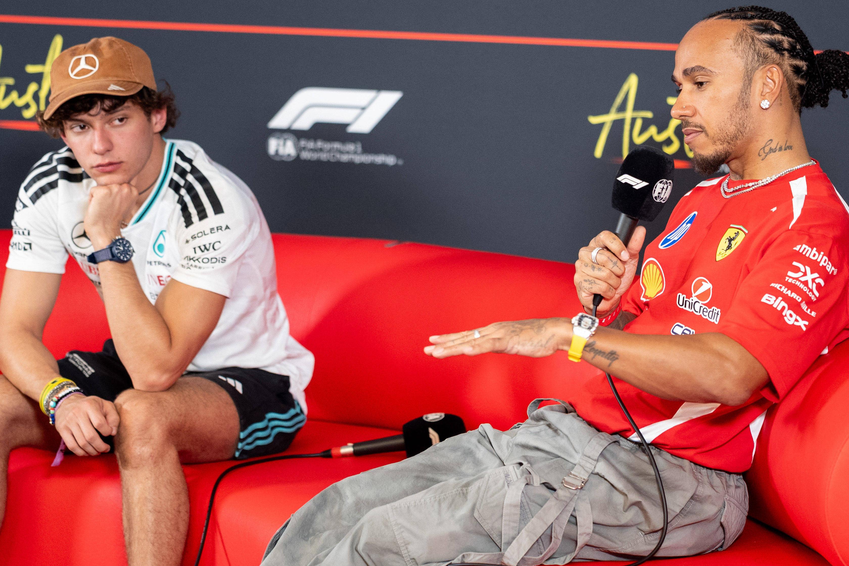 Andrea Kimi Antonelli e Lewis Hamilton na conferência de imprensa realizada no Circuito das Américas, onde se disputará o GP dos Estado Unidos      Fotografia Imago