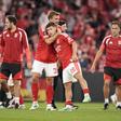 O médio João Palhinha abraça o lateral-esquerdo Samuel Dahl, ambos do Benfica (foto: Imago)