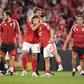 O médio João Palhinha abraça o lateral-esquerdo Samuel Dahl, ambos do Benfica (foto: Imago)