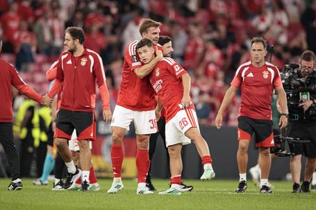 O médio João Palhinha abraça o lateral-esquerdo Samuel Dahl, ambos do Benfica (foto: Imago)