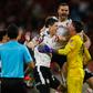 Muslera festeja com companheiros do Estudiantes a a passagem à final da Libertadores