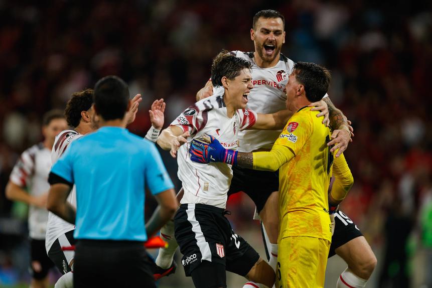 Muslera festeja com companheiros do Estudiantes a a passagem à final da Libertadores