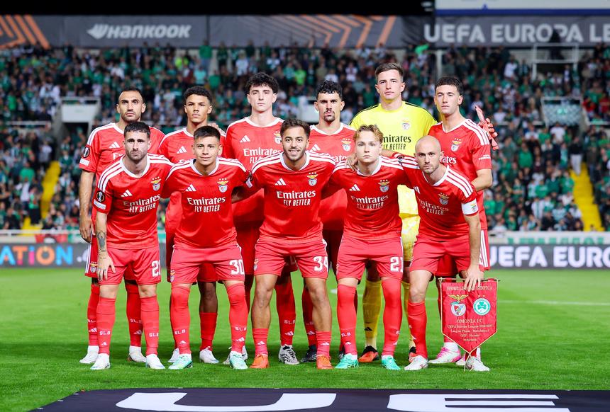 O onze do Benfica que iniciou o jogo frente ao Omonia. Foto EPA/LUSA