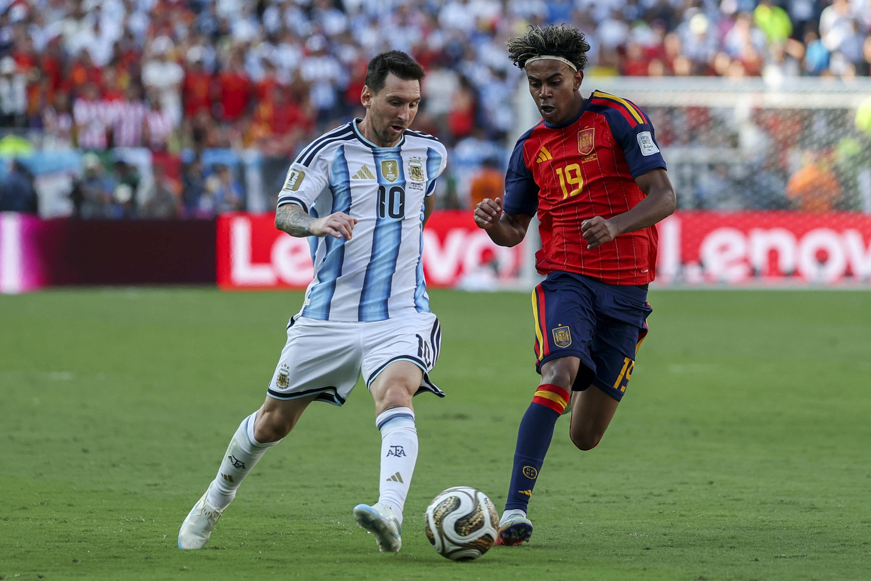 Lionel Messi e Lamine Yamal na final do Mundial conquistado pela Espanha - Foto: Imago