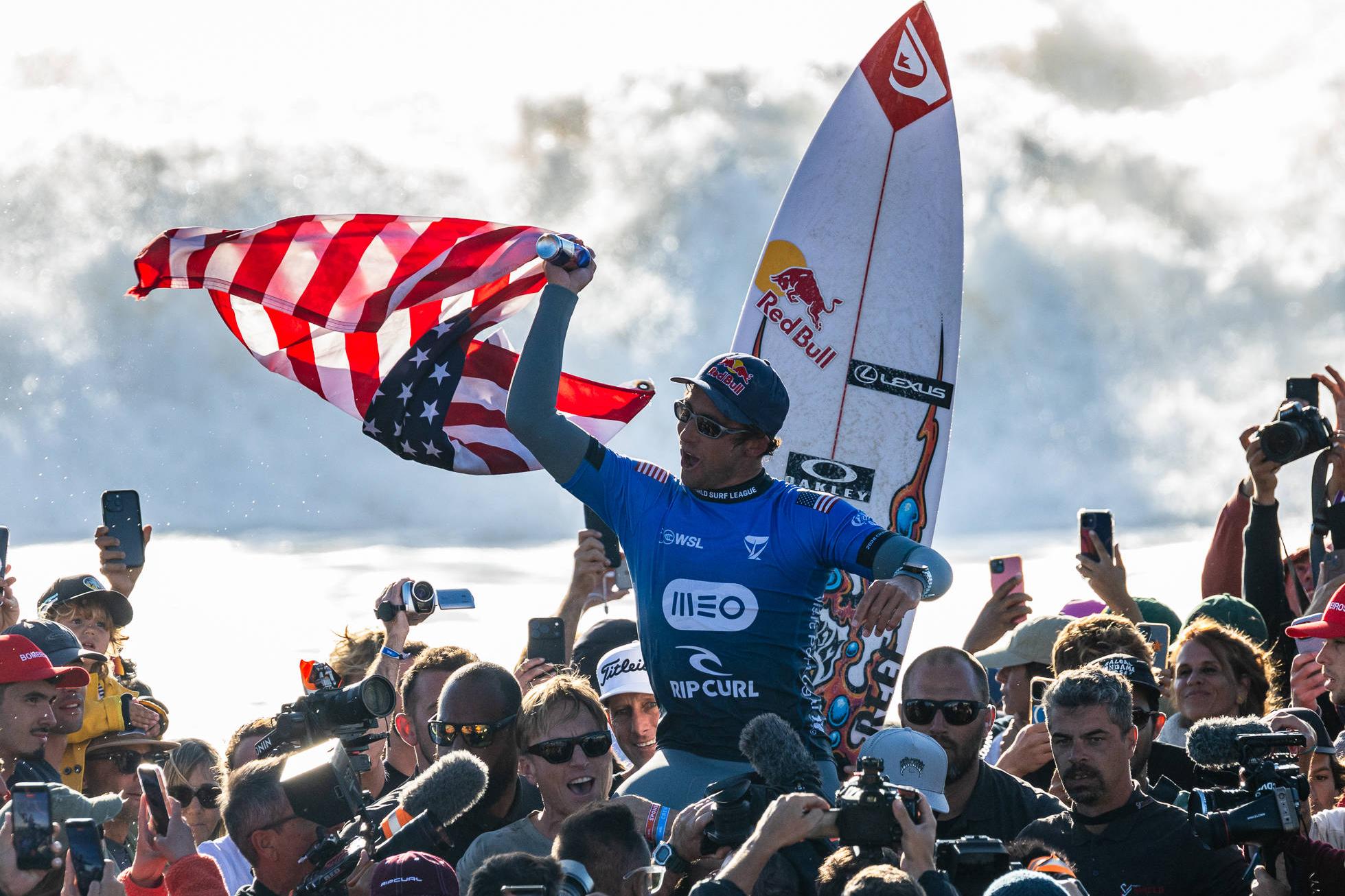 Griffin Colapinto celebra a conquista na Praia de Supertubos     Fotografia Imago