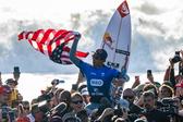 Griffin Colapinto celebra a conquista na Praia de Supertubos     Fotografia Imago