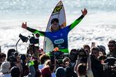Molly Picklum celebra a vitória na Praia de Supertubos      Fotografia Imago