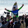 Molly Picklum celebra a vitória na Praia de Supertubos      Fotografia Imago