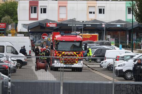 Ataque a tiro nos arredores de Paris faz um morto e quatro feridos graves, entre os quais uma criança