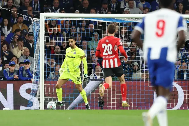 Diogo Costa analisou a exibição do FC Porto após a derrota com o PSV e expressou opinião sobre aspetos do jogo que considera necessário melhorar — Foto: CATARINA MORAIS/KAPTA+