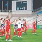 Jogadores do Benfica agradecem aos cerca de 200 adeptos que estiveram no Chipre — Foto: SL Benfica