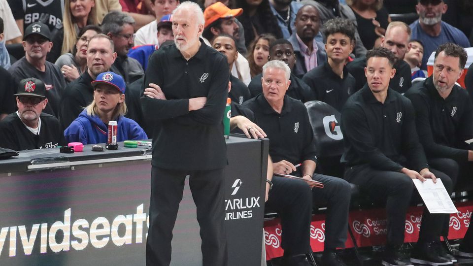 Surreal: Popovich interrompe jogo, pega no microfone e pede que não assobiem adversário (vídeo)