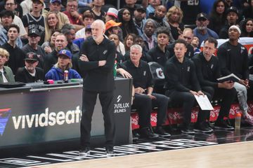 Surreal: Popovich interrompe jogo, pega no microfone e pede que não assobiem adversário (vídeo)