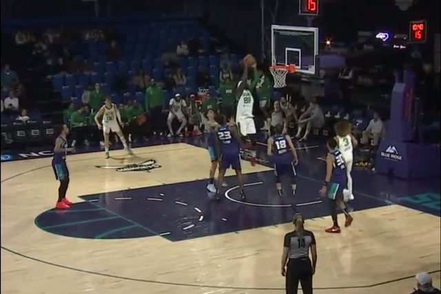 Vídeo: Neemias Queta estreou-se pelos Maine Celtics e deu para encher o olho