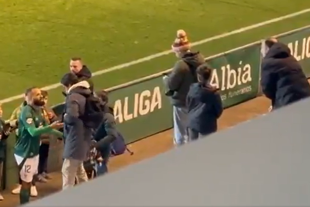 Vídeo: Bebé confrontou adepto nas bancadas após insultos