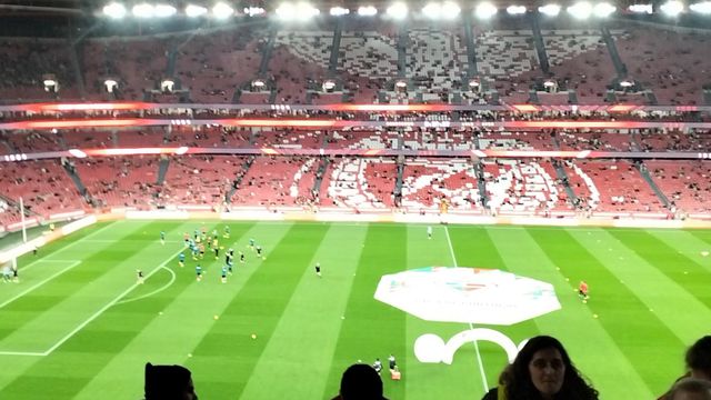 Jogadores do Estrela da Amadora aquecem no Estádio da Luz (vídeo)