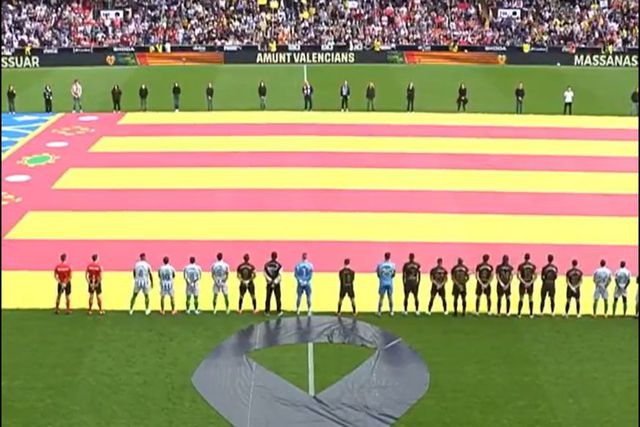 Vídeo: Muita emoção no regresso do Valência aos relvados