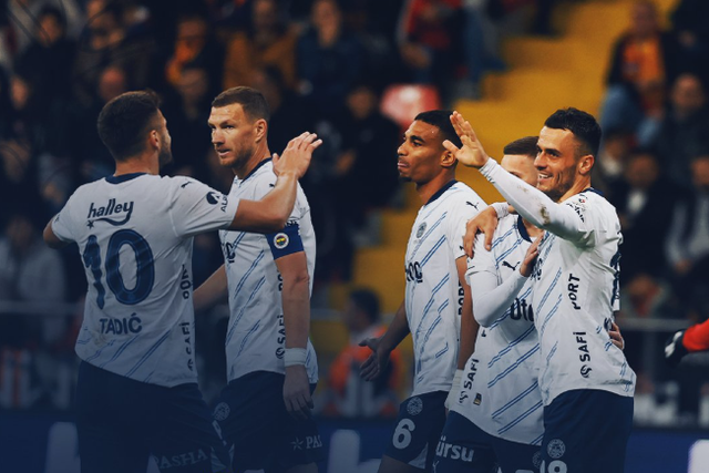 Mourinho goleia e mantém perseguição ao líder Galatasaray