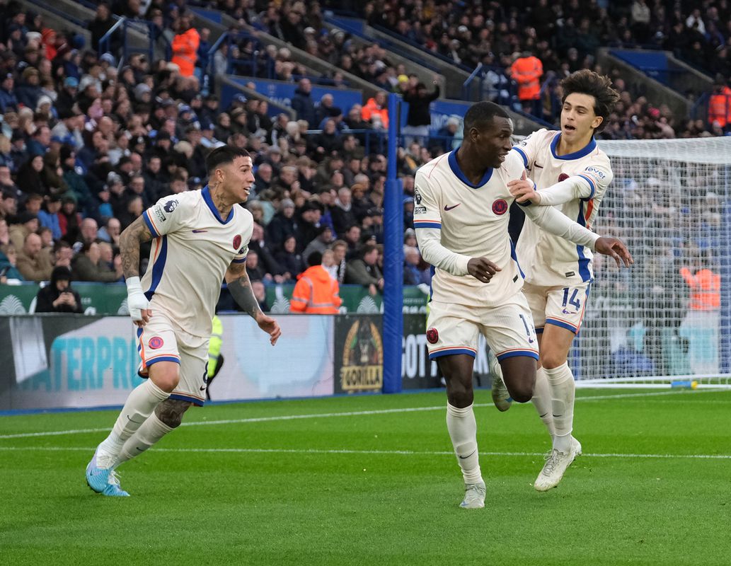 Chelsea vence Leicester com João Félix no onze