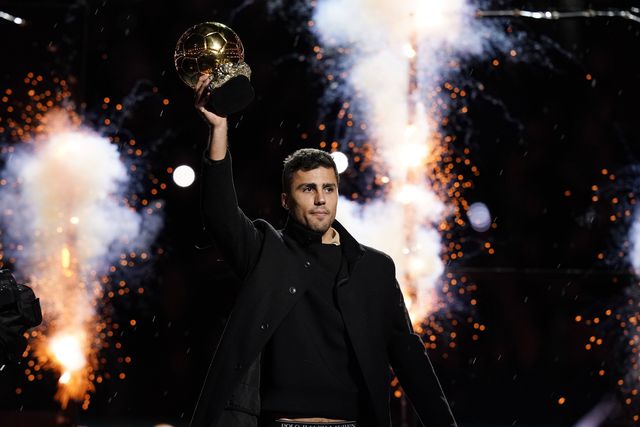 Vídeo: Rodri mostra a Bola de Ouro aos adeptos do Man. City