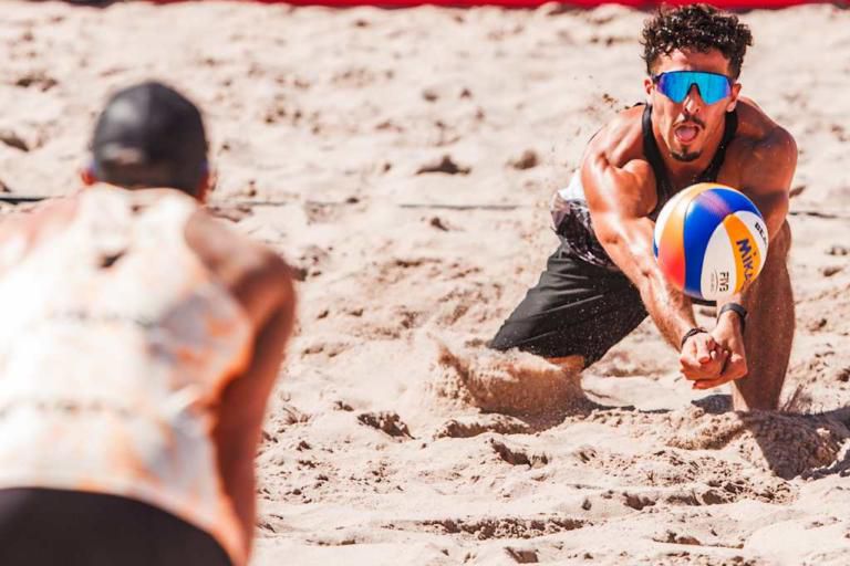 A dupla portuguesa de voleibol de praia Hugo Pedrosa e João Campos vai começar a época no Brasil. Foto CEV