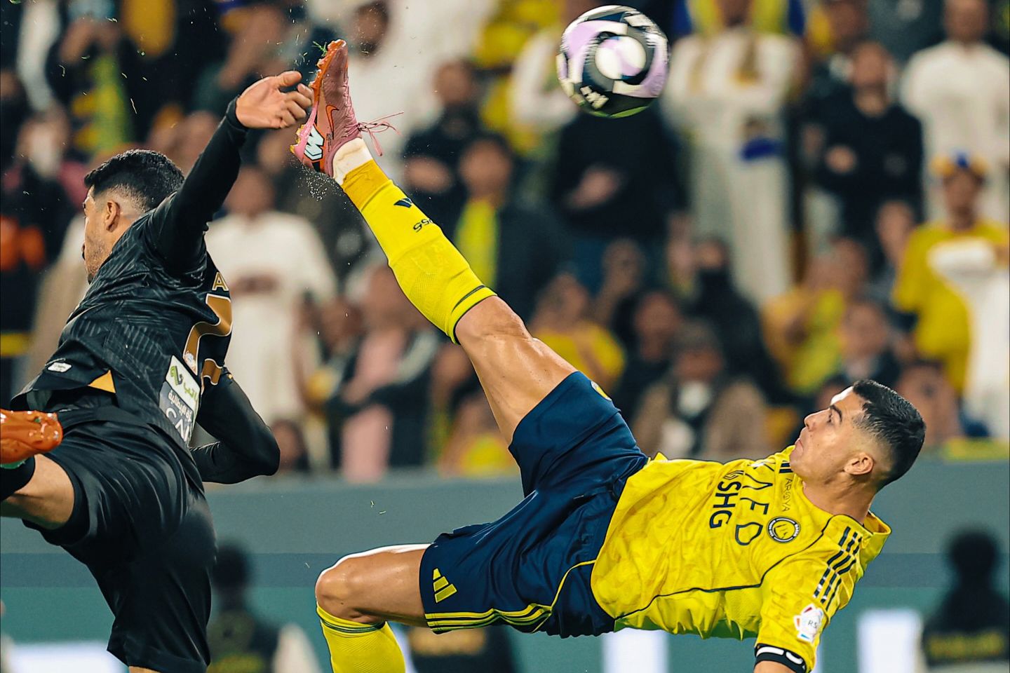 O momento em que Ronaldo dispara para um golo de bandeira - Foto: AL NASSR