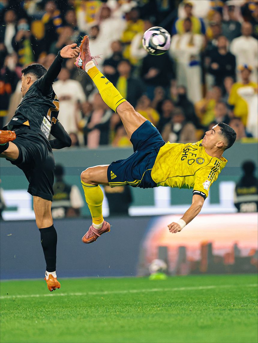 O momento em que Ronaldo dispara para um golo de bandeira - Foto: AL NASSR